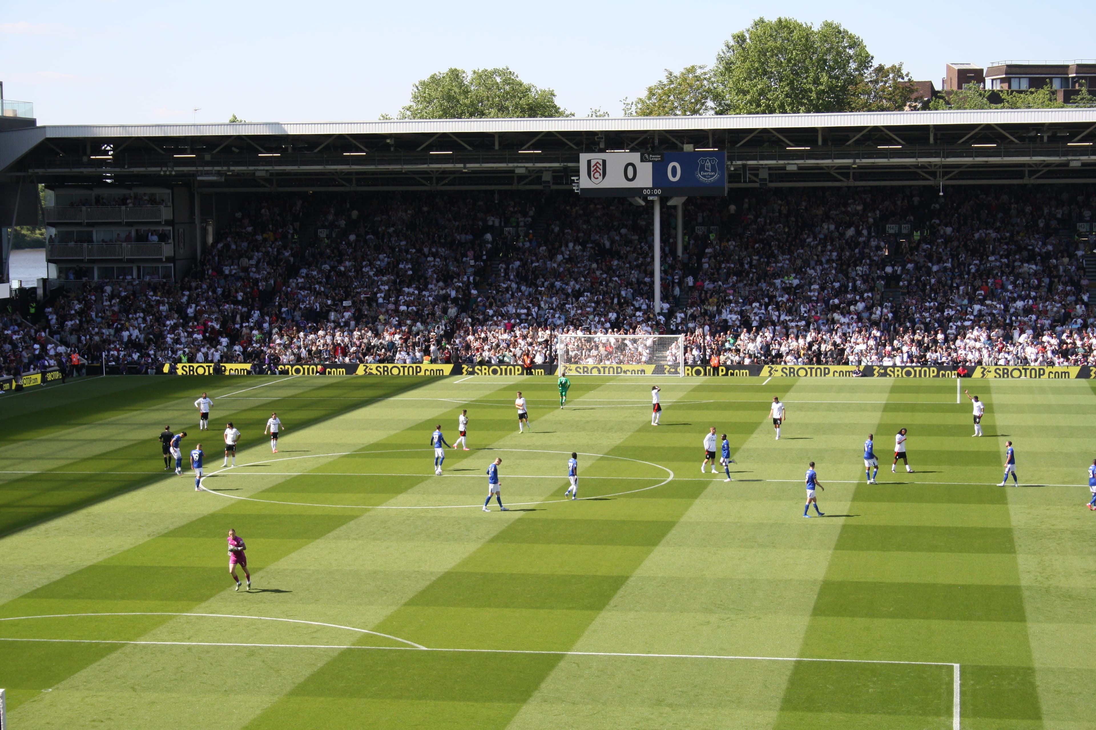 Premier League action between Fulham and Everton at Craven Cottage
